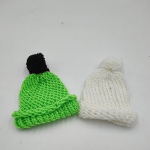 Single pom-pom hat