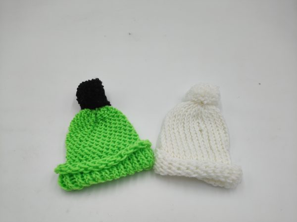 Single pom-pom hat